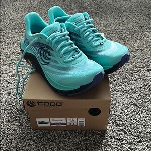 Aqua Topo Athletic Ultraventure 4 women’s 6.5 NEW